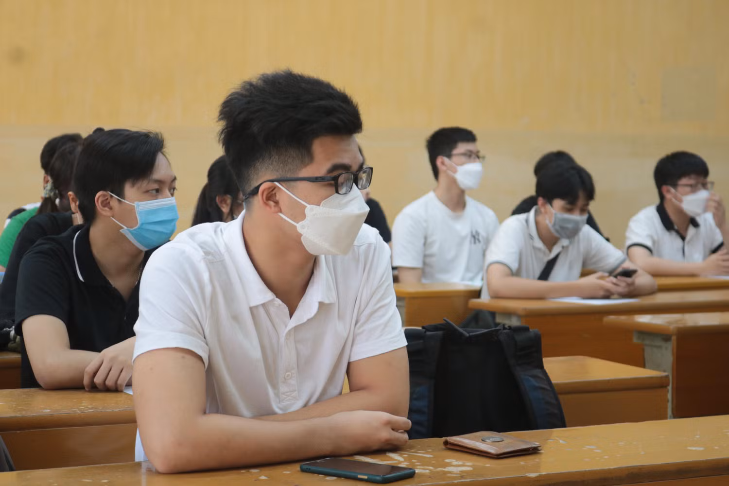 Chiều nay, 14 giờ 15 phút thí sinh có mặt tại phòng thi, 15 giờ chính thức làm bài thi tự chọn Khoa học tự nhiên. Ảnh: Doãn Nhàn
