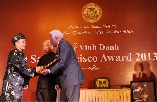 Xuân Hinh nhận giải thưởng San Francisco Award 2013.