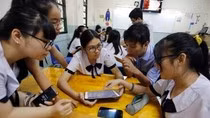 Việc cấm học sinh sử dụng điện thoại liệu có phù hợp? Ảnh minh hoạ trên Moitruong.net.vn