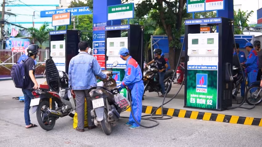 Xăng sinh học E5 RON 92 rẻ hơn 1.850 đồng/lít so với xăng RON 95
