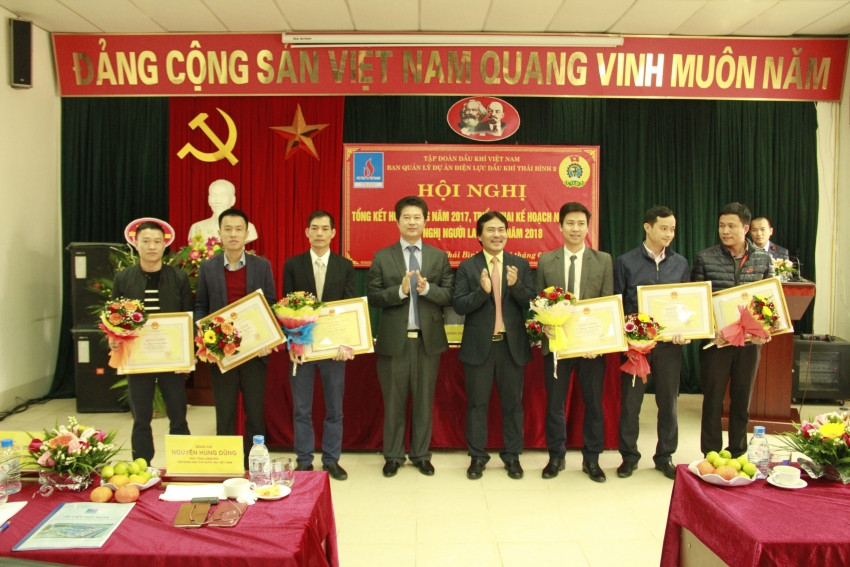 Lãnh đạo PVN trao bằng khen của Bộ Công Thương cho các tập thể, cá nhân có thành tích xuất sắc trong giai đoạn 2016 - 2017 tại Dự án Nhà máy Nhiệt điện Thái Bình 2.
