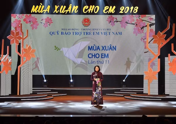 Bà Đặng Thị Ngọc Thịnh - Ủy viên Trung ương Trung ương Đảng, Phó Chủ tịch nước, Chủ tịch Hội đồng Bảo trợ Quỹ Bảo trợ trẻ em Việt Nam phát biểu khai mạc chương trình