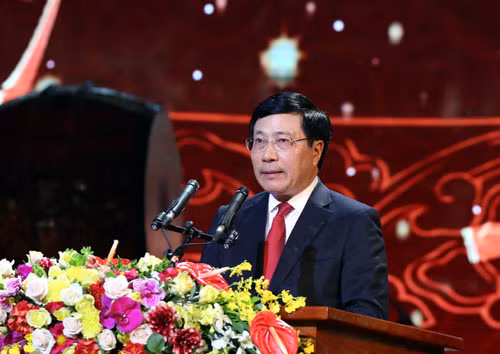 Phó Thủ tướng, Bộ trưởng Bộ Ngoại giao Phạm Bình Minh phát biểu tại Chương trình Xuân Quê hương 2018. Ảnh: VGP/Hải Minh Phó Thủ tướng, Bộ trưởng Bộ Ngoại giao Phạm Bình Minh phát biểu tại Chương trình Xuân Quê hương 2018. Ảnh: VGP/Hải Minh