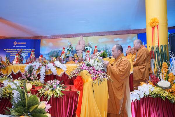 Đức Hòa Thượng Thích Đức Thiện phát biểu tại Đại Lễ