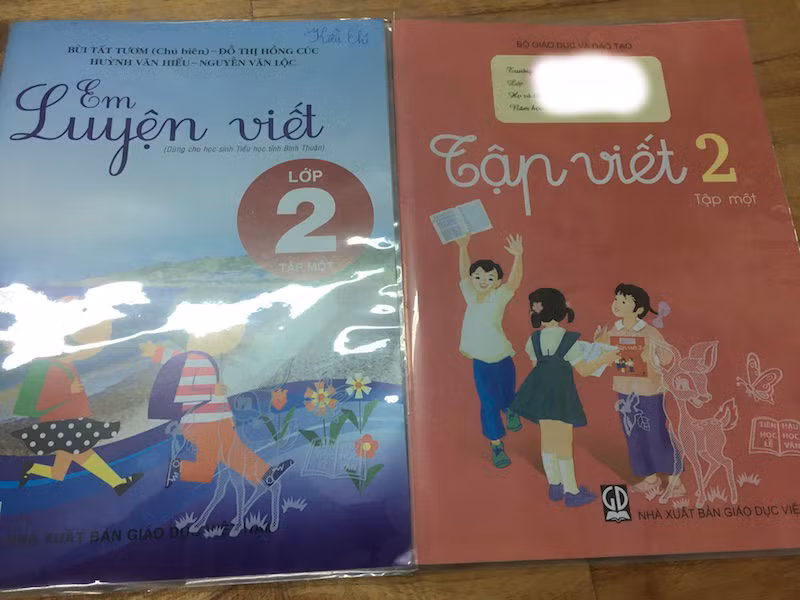 Hai loại vở tập viết mà học sinh Bình Thuận đang sử dụng.