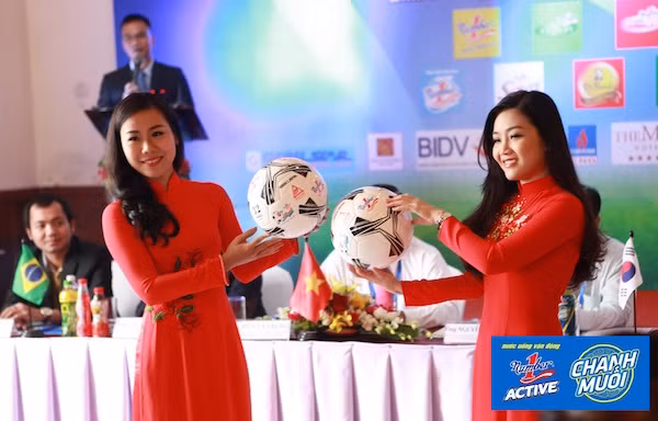 Ban tổ chức giới thiệu Quả bóng của giải BTV-Cup Number 1 lần thứ 18.