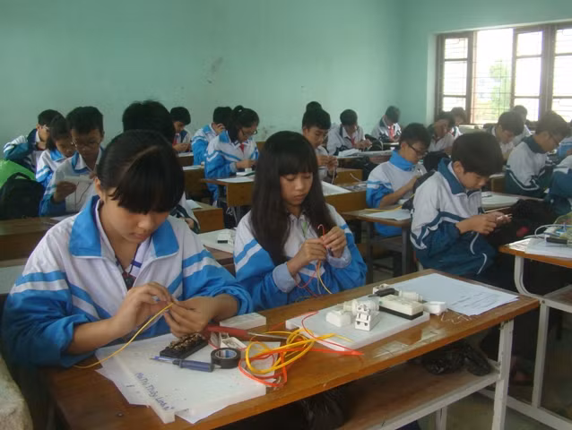 Hình ảnh học sinh thi thực hành nghề Điện dân dụng. (Ảnh mang tính minh họa, nguồn: baoquangbinh.vn) Hình ảnh học sinh thi thực hành nghề Điện dân dụng. (Ảnh mang tính minh họa, nguồn: baoquangbinh.vn)