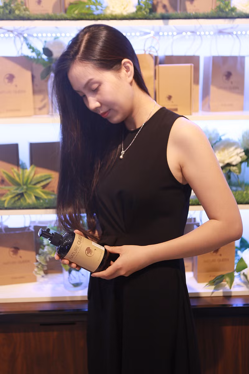 Khách hàng thích thú trước không gian của showroom Nature Queen Khách hàng thích thú trước không gian của showroom Nature Queen
