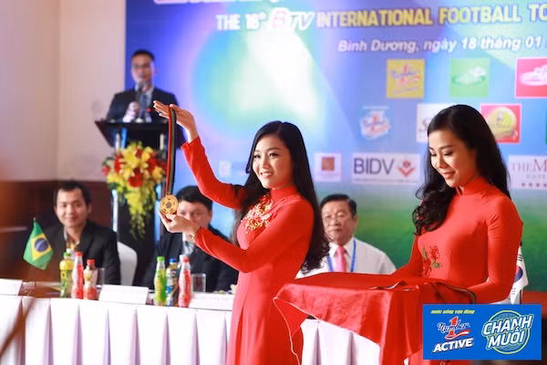 Ban tổ chức giới thiệu huy chương Vàng cho đội vô địch.