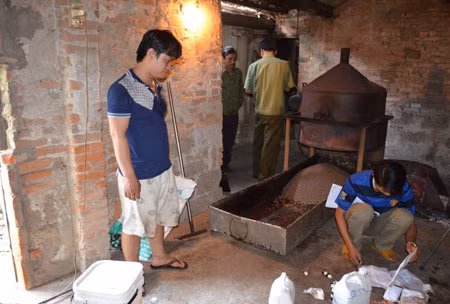 Một cơ sở sản xuất cà phê giả ở Quảng Ngãi bị công an bắt quả tang. Một cơ sở sản xuất cà phê giả ở Quảng Ngãi bị công an bắt quả tang.