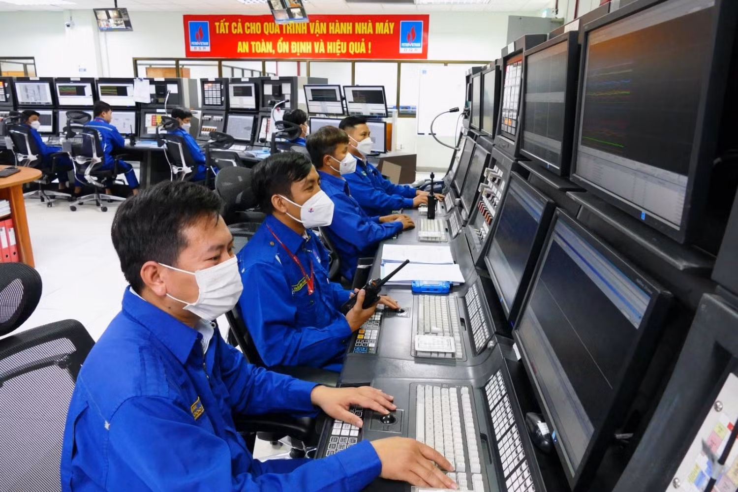 Nhà máy Lọc dầu Dung Quất hoạt động ở mức 107% công suất thiết kế ngay trong bão số 4 để tăng cung ứng xăng dầu cho thị trường. Nhà máy Lọc dầu Dung Quất hoạt động ở mức 107% công suất thiết kế ngay trong bão số 4 để tăng cung ứng xăng dầu cho thị trường.