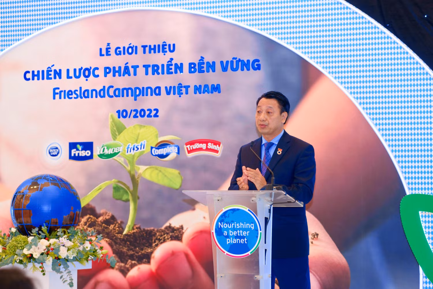 Phát biểu trong buổi lễ, ông Nguyễn Quang Vinh - Phó chủ tịch chuyên trách Liên đoàn thương mại &amp; Công nghiệp Việt Nam; Chủ tịch hội đồng doanh nghiệp về sự phát triển bền vững đánh giá cao những hành động thiết thực của FCV trong chiến lược phát triển bền vững suốt hơn 2 thập kỷ qua.