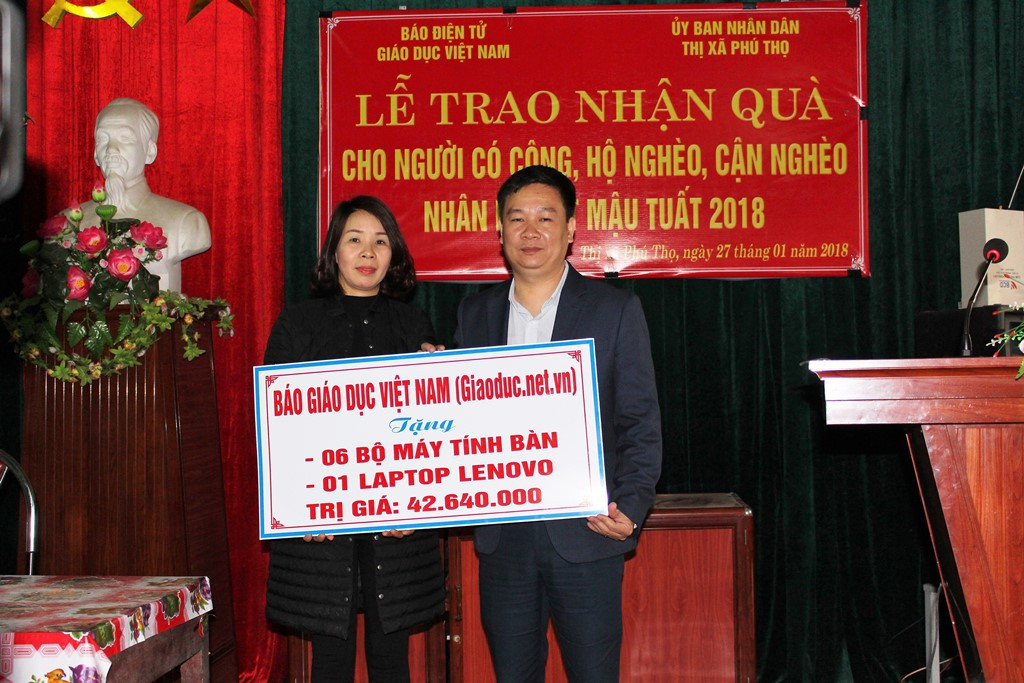Bà Bùi Thị Bình, Hiệu trưởng trường Tiểu học Trường Thịnh nhận những bộ máy vi tính, laptop từ ông Nguyễn Tiến Bình, Tổng biên tập Báo Điện tử Giáo dục Việt Nam (Ảnh: Lại Cường)
