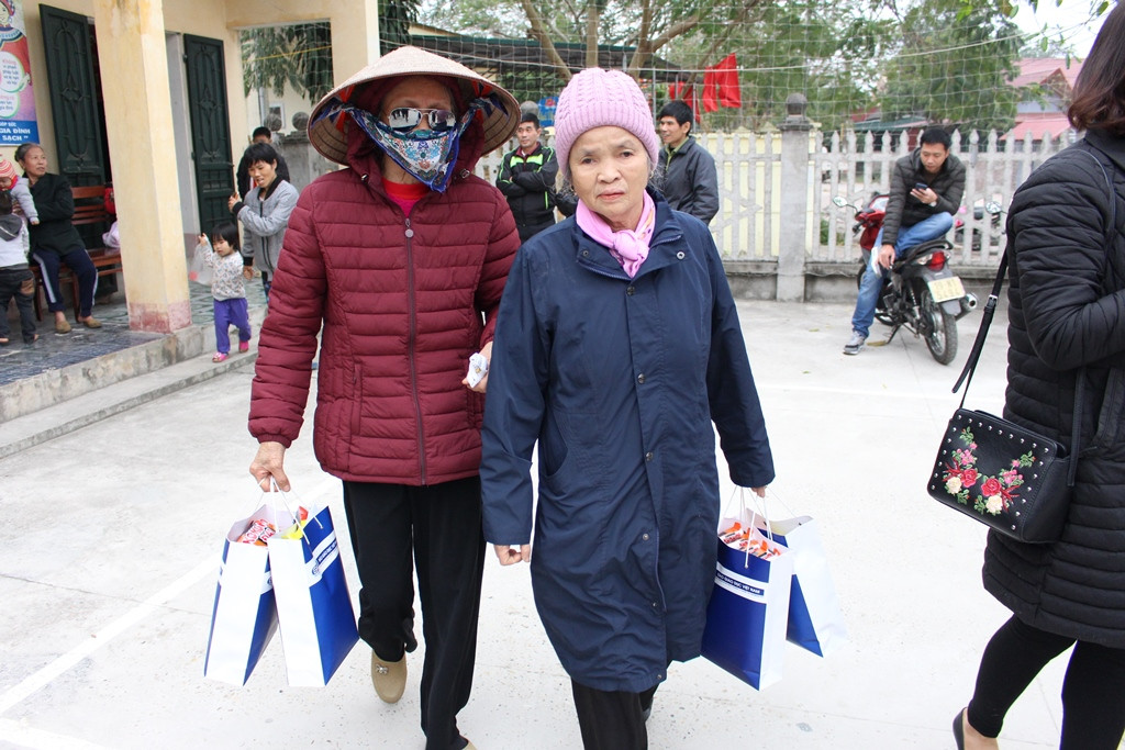 Với nhiều người, tết này họ thêm phần ấm áp. (Ảnh Lại Cường)