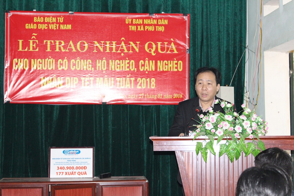 Thay mặt bà con nhân dân, các hộ được nhận quà, ông Hà Tuấn Anh phát biểu cảm ơn các nhà hảo tâm đồng hành cùng Báo điện tử Giáo dục Việt Nam (Ảnh: Lại Cường)
