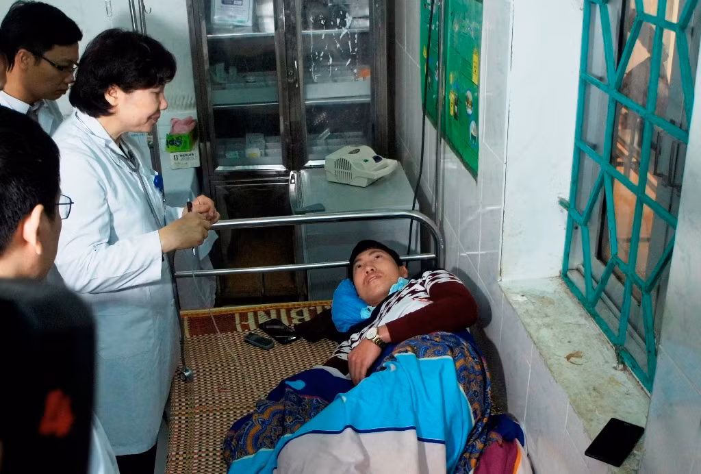 Nạn nhân vụ ngộ độc rượu có chứa cồn methanol tại Phong Thổ, Lai Châu (Ảnh: Lại Cường).