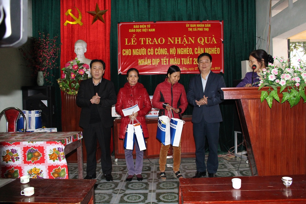 Ông Nguyễn Tiến Bình và ông Hà Tuấn Anh cùng trao quà cho các cô giáo có hoàn cảnh khó khăn, vươn lên thực hiện nhiệm vụ công tác, học tập, giảng dạy tại trường Tiểu học Trường Thịnh, thị xã Phú Thọ (Ảnh: Lại Cường)