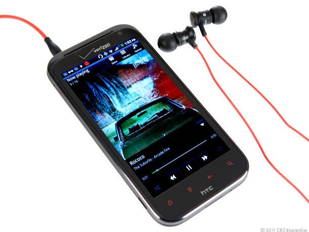 5. HTC Rezound: Rezound không chỉ được trang bị tai nghe Beats Audio với chất lượng âm thanh tuyệt hảo mà còn sở hữu cả màn hình hiển thị ấn tượng. Điểm nổi bật mà người dùng nhanh chóng nhận ra là Rezound chính là màn hình Super LCD 4,3 inch với độ phân giải HD 720 p. Lướt web, xem video hay chơi game trên chiếc smartphone này đều đem lại cảm giác rất đã. 5. HTC Rezound: Rezound không chỉ được trang bị tai nghe Beats Audio với chất lượng âm thanh tuyệt hảo mà còn sở hữu cả màn hình hiển thị ấn tượng. Điểm nổi bật mà người dùng nhanh chóng nhận ra là Rezound chính là màn hình Super LCD 4,3 inch với độ phân giải HD 720 p. Lướt web, xem video hay chơi game trên chiếc smartphone này đều đem lại cảm giác rất đã.