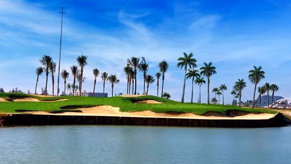 Sân golf được thiết kế gần gũi với thiên nhiên.