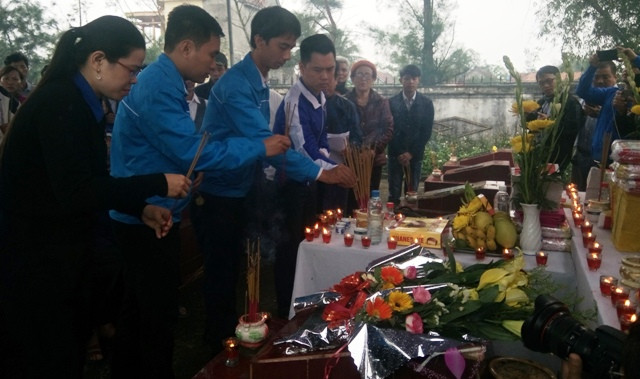 Mỗi ngọn nến, mỗi nén hương là một lời tri ân sâu sắc gửi đến các anh hùng liệt sỹ Gạc Ma.