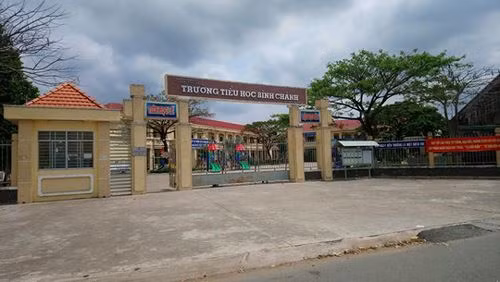 Trường tiểu học Bình Chánh nơi một giáo viên bị phụ huynh bắt quỳ gối xin lỗi. Ảnh: Báo Người Lao động Online Trường tiểu học Bình Chánh nơi một giáo viên bị phụ huynh bắt quỳ gối xin lỗi. Ảnh: Báo Người Lao động Online