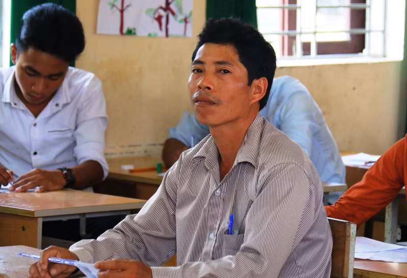 Thí sinh Hồ Ngọc Tú hiện là ông của 10 đứa cháu nhưng vẫn đi thi tốt nghiệp. Ảnh: TL