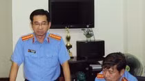 Ông Dương Ngọc Hải, Phó Viện trưởng VKSND TP.HCM (người đứng) vẫn chưa thực hiện trách nhiệm là áp dụng các biện pháp ngăn chặn đối với Yee Lip Chee mặt dù cùng hành vi và chỉ là người giúp sức nhưng bà Nguyễn Thị Bạch Tuyết đã bị giam hơn 2 năm. Ảnh Viện KSND TP.HCM