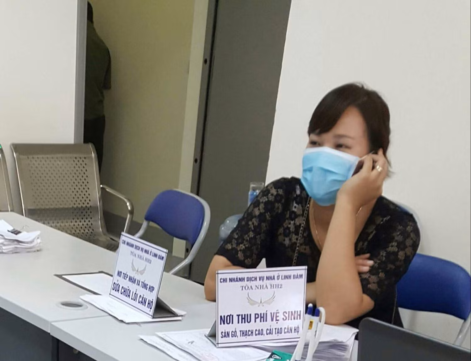 Biết là việc làm sai phạm nhưng BQL tòa nhà HH Linh Đàm vẫn cử nhân viên "mật phục" để thu phí "vệ sinh. Biết là việc làm sai phạm nhưng BQL tòa nhà HH Linh Đàm vẫn cử nhân viên "mật phục" để thu phí "vệ sinh.