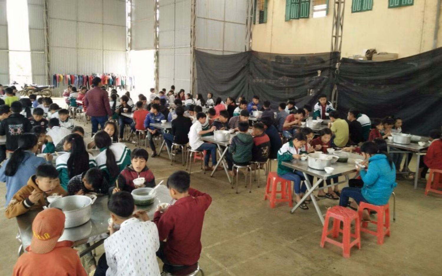 Học sinh đã không còn phải ăn măng cay, cơm trắng thay vào đó là những bữa cơm có cá, có thịt (Ảnh:V.N) Học sinh đã không còn phải ăn măng cay, cơm trắng thay vào đó là những bữa cơm có cá, có thịt (Ảnh:V.N)