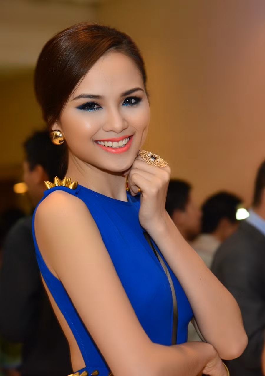 Điểm xuỵết thêm sự duyên dáng cho nụ cười tươi tắn của Diễm Hương là lúm đồng tiền nằm bên má trái. Điểm xuỵết thêm sự duyên dáng cho nụ cười tươi tắn của Diễm Hương là lúm đồng tiền nằm bên má trái.