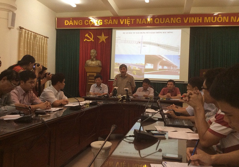 Ông Nguyễn Văn Thịnh cho biết, Vinaconex vẫn triển khai đường dẫn nước số 2, cho dù đã có quyết định khởi tố của Cơ quan điều tra đối với việc thiết kế, phê duyệt, sản xuất và xây lắp tuyến ống truyền tải nước sạch (giai đoạn 1). Ảnh: Ngọc Quang.