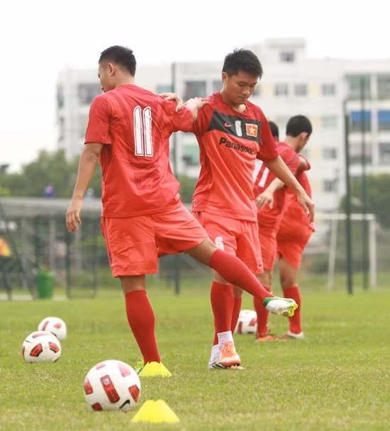 Sau đó HLV Dylan Kerr cho các cầu thủ thả lỏng, giãn cơ nhẹ Sau đó HLV Dylan Kerr cho các cầu thủ thả lỏng, giãn cơ nhẹ