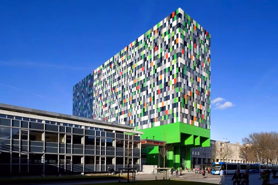 3. KTX Smarties, ĐH Utrecht, Hà Lan: Là 1 khối đầy màu sắc với 380 phòng độc lập, mỗi phòng 20m2. Kiến trúc hình khối vững chãi được thiết kế dựa trên các cấu trúc ghép.