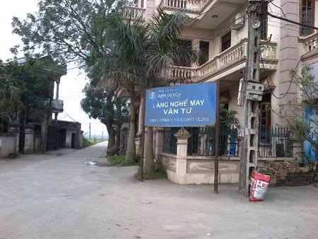 Biển chỉ dẫn du khách đến thăm làng nghề Vân Từ. Biển chỉ dẫn du khách đến thăm làng nghề Vân Từ.