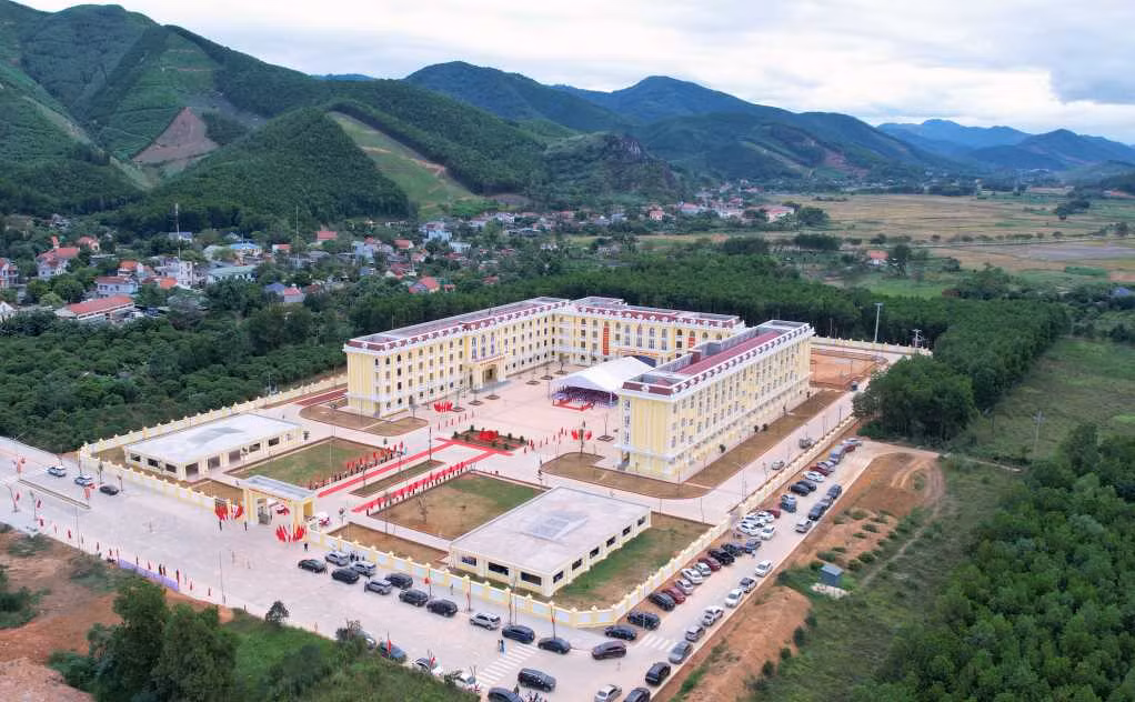Trước thực tế đó, Uỷ ban nhân dân thành phố Hạ Long đã quyết định đầu tư xây mới Trường trung học cơ sở và Trung học phổ thông Quảng La từ nguồn ngân sách tỉnh hỗ trợ có mục tiêu cho ngân sách thành phố. Dự án có tổng mức đầu tư trên 197 tỷ đồng, diện tích quy hoạch khoảng 4,2ha (Ảnh: CTV)