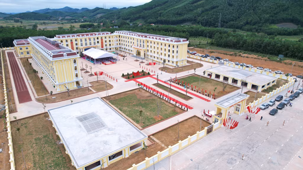 Trong đó, đất xây dựng trường gần 2,8ha, quy mô có 2 khối nhà học và 1 khối nhà hiệu bộ cao 4 tầng, 2 nhà để xe 1 tầng và đường đấu nối từ trường ra QL279. Trường còn được xây mới khu nhà đa năng, diện tích 481m2 (Ảnh: CTV)