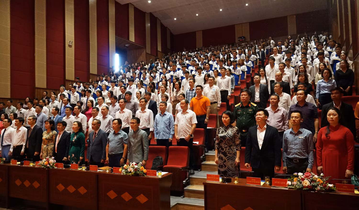 Các đại biểu làm lễ chào cờ (Ảnh: Phạm Linh) Các đại biểu làm lễ chào cờ (Ảnh: Phạm Linh)