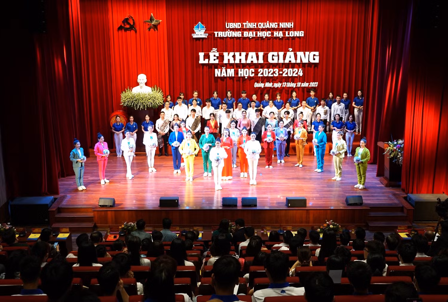 Sáng 13/10, Trường Đại học Hạ Long tổ chức Lễ khai giảng năm học 2023 – 2024 (Ảnh: Phạm Linh) Sáng 13/10, Trường Đại học Hạ Long tổ chức Lễ khai giảng năm học 2023 – 2024 (Ảnh: Phạm Linh)