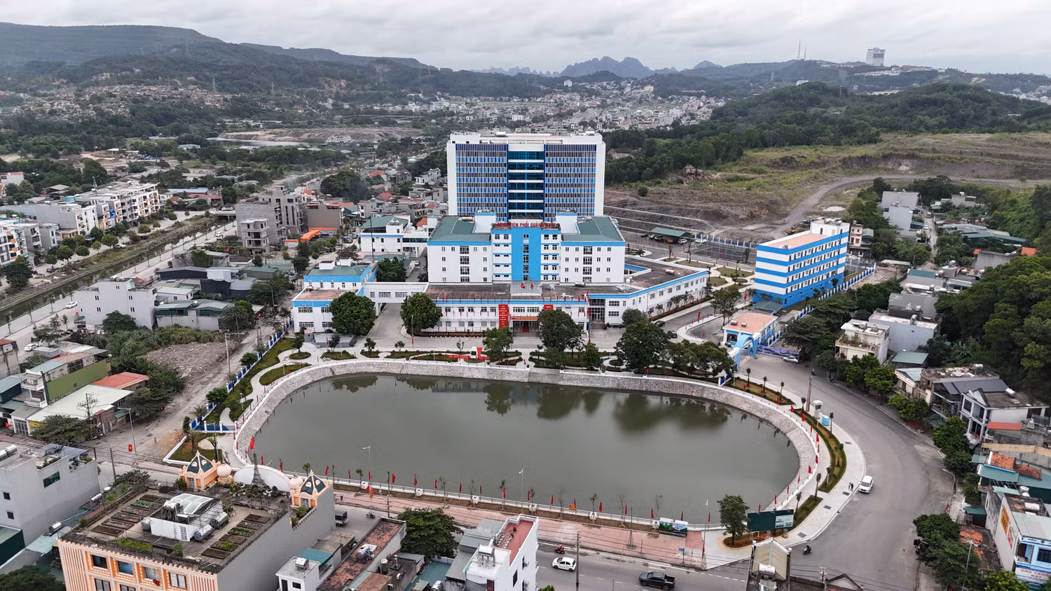 Nhằm đáp ứng nguyện vọng, nhu cầu chăm sóc sức khỏe, khám chữa bệnh của nhân dân và công nhân, lao động ngành Than cũng như nhu cầu được thụ hưởng thành quả phát triển của tỉnh và ngành Than, tỉnh Quảng Ninh đã thống nhất với Tập đoàn Công nghiệp Than - khoáng sản Việt Nam thực hiện đầu tư dự án xây dựng, nâng cấp Bệnh viện Phổi Quảng Ninh (Ảnh: Phạm Linh)