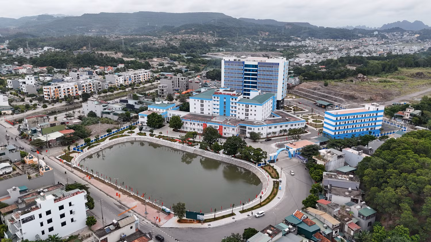 Dự án Nâng cấp, mở rộng Bệnh viện Phổi Quảng Ninh với quy mô mở rộng diện tích, sửa chữa, nâng cấp và xây mới một số công trình, đảm bảo cơ sở vật chất đồng bộ; nâng quy mô từ 200 giường bệnh lên 330 giường bệnh (Ảnh: Phạm Linh)
