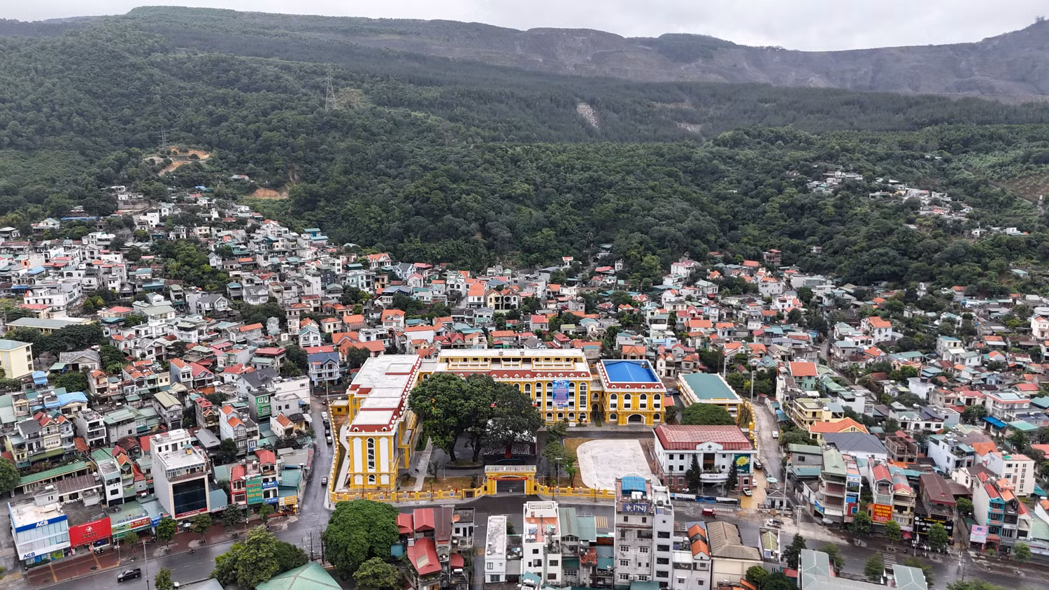 Dự án mở rộng, xây mới Trường Trung học phổ thông Cẩm Phả được bắt đầu thi công từ tháng 10/2022, hoàn thành và được đưa vào sử dụng từ tháng 9/2023 (Ảnh: Phạm Linh)