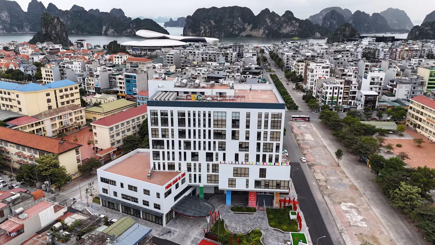 Cùng với đó là các công trình phụ trợ và hạ tầng kỹ thuật ngoài nhà; trang thiết bị y tế chuyên dụng gồm hệ thống xét nghiệm đo tải lượng virus, máy đo chức năng hô hấp, bộ chiết xuất đạm, máy đo khí độc đa chỉ tiêu, thiết bị đo tổng hoạt độ phóng xạ anpha, beta phông thấp...có tổng mức đầu tư 250 tỷ đồng (Ảnh: Phạm Linh)