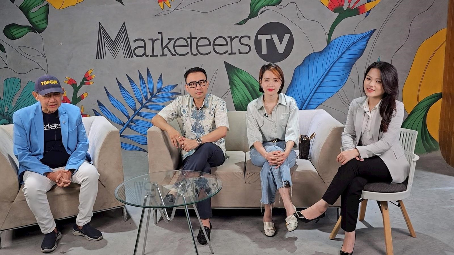 Các giảng viên UEB - VNU tại chương trình của kênh truyền hình Marketeers TV (Indonesia). Các giảng viên UEB - VNU tại chương trình của kênh truyền hình Marketeers TV (Indonesia).
