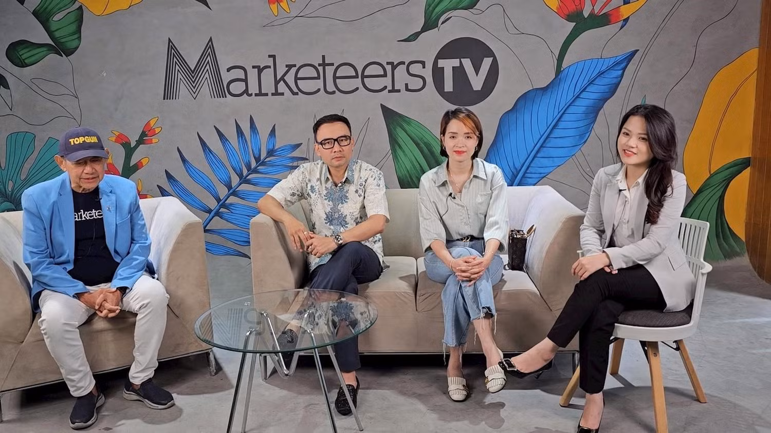 Các giảng viên UEB - VNU tại chương trình của kênh truyền hình Marketeers TV (Indonesia). Các giảng viên UEB - VNU tại chương trình của kênh truyền hình Marketeers TV (Indonesia).