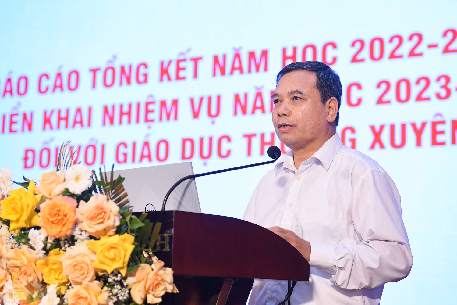 Vụ trưởng Vụ Giáo dục Thường xuyên Hoàng Đức Minh báo cáo tại Hội nghị. Ảnh: Bộ Giáo dục và Đào tạo Vụ trưởng Vụ Giáo dục Thường xuyên Hoàng Đức Minh báo cáo tại Hội nghị. Ảnh: Bộ Giáo dục và Đào tạo