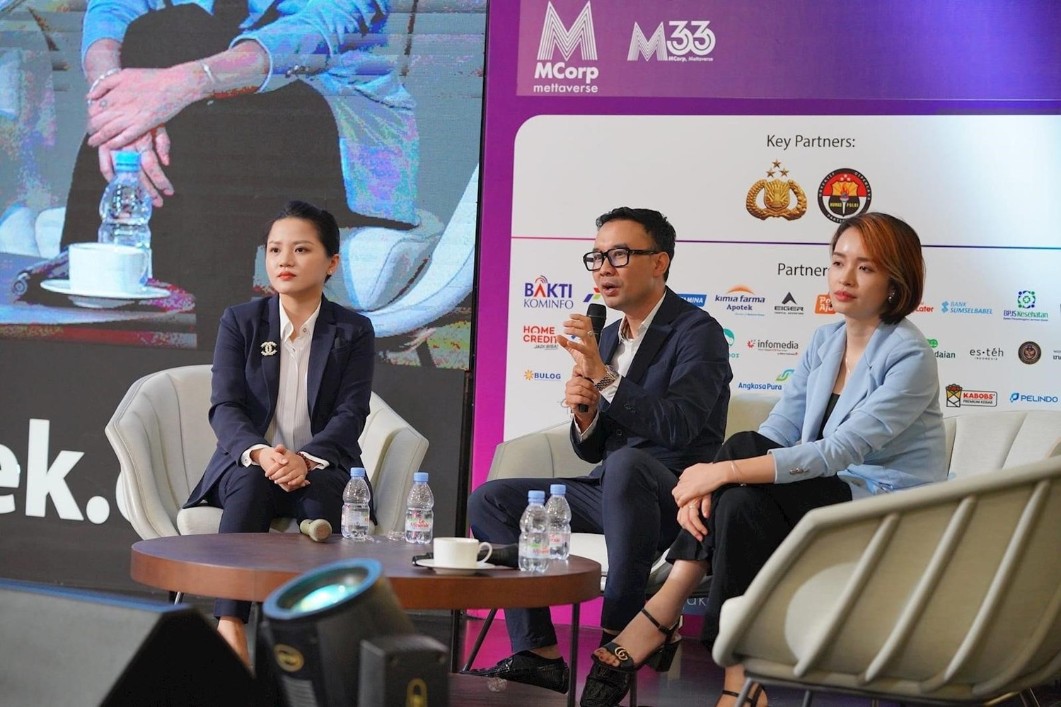 Phó Giáo sư, Tiến sĩ Nguyễn Việt Khôi - Tiến sĩ Đào Cẩm Thủy (bên phải) - Nghiên cứu sinh, Thạc sĩ Lê Thanh Hương (bên trái) – Giảng viên UEB tại Tuần lễ Marketing châu Á. Phó Giáo sư, Tiến sĩ Nguyễn Việt Khôi - Tiến sĩ Đào Cẩm Thủy (bên phải) - Nghiên cứu sinh, Thạc sĩ Lê Thanh Hương (bên trái) – Giảng viên UEB tại Tuần lễ Marketing châu Á.