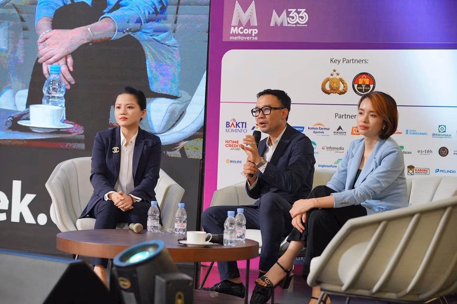 Phó Giáo sư, Tiến sĩ Nguyễn Việt Khôi - Tiến sĩ Đào Cẩm Thủy (bên phải) - Nghiên cứu sinh, Thạc sĩ Lê Thanh Hương (bên trái) – Giảng viên UEB tại Tuần lễ Marketing châu Á. Phó Giáo sư, Tiến sĩ Nguyễn Việt Khôi - Tiến sĩ Đào Cẩm Thủy (bên phải) - Nghiên cứu sinh, Thạc sĩ Lê Thanh Hương (bên trái) – Giảng viên UEB tại Tuần lễ Marketing châu Á.