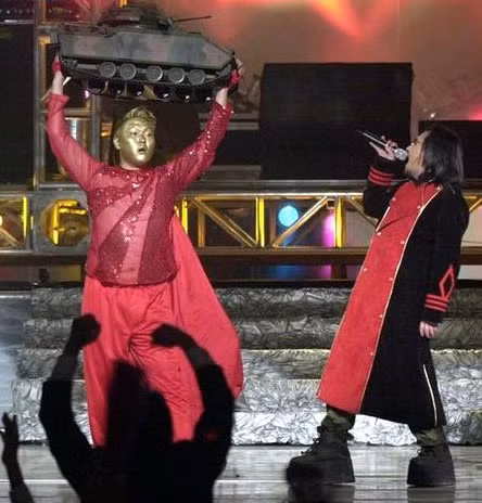 Psy trong một chương trình ca nhạc phản đối quân đội Mỹ năm 2004.