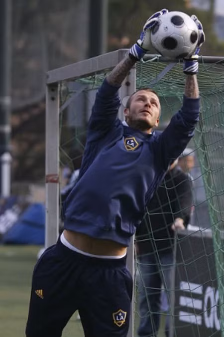 Beckham cũng rất giỏi bắt bóng. Beckham cũng rất giỏi bắt bóng.
