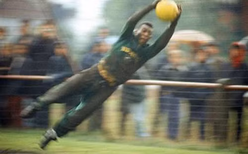 Vua bóng đá Pele cũng từng thử sức với vai trò thủ môn. Vua bóng đá Pele cũng từng thử sức với vai trò thủ môn.